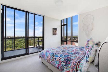 THREE BEDROOM PENTHOUSE WITH PANAROMIC VIEWS - Photo 4