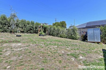 Beautifully Landscaped Family Home - Photo 4