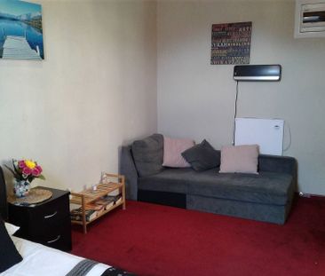 Charming Studio Apartment for Rent - Photo 4