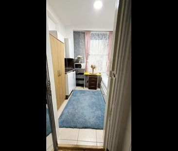Bedsit, Knaresborough Place, SW5 - Photo 6