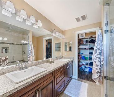 Spacious Top-Floor Unit with Solarium - Photo 3