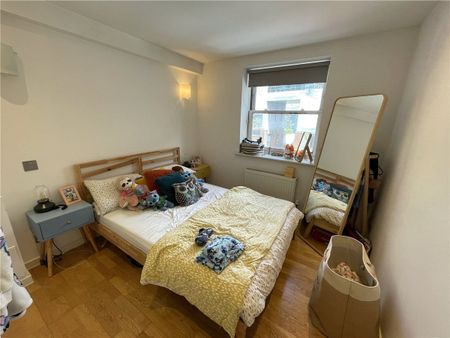 A modern compact 1 bedroom flat in an excellent central location close to the Train Station and the City Centre. - Photo 2