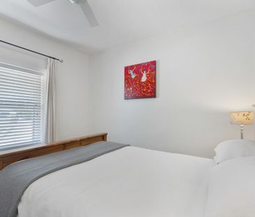 Open the Door To Character and Small Town Atmosphere - Photo 5