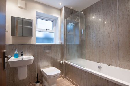 Our largest top-of-the-range house - spacious, stylish, and in the very best of locations. - Photo 3