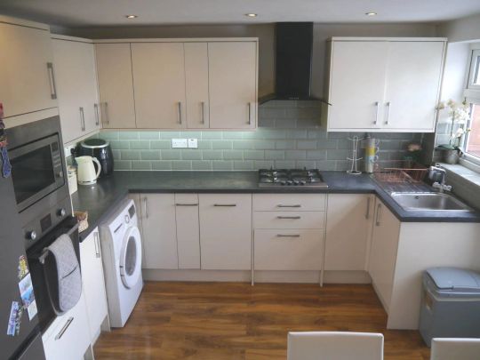 Oak Grove, Hatfield - Photo 1