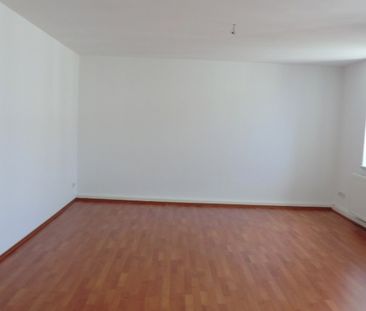 Renoviert mit Balkon und großem Wohnzimmer im Dachgeschoss - Photo 2