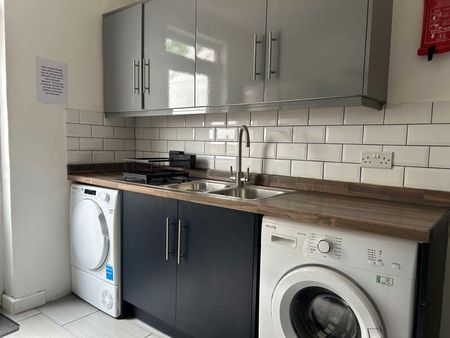 Central Cheltenham Houseshare Room 4 - Photo 4