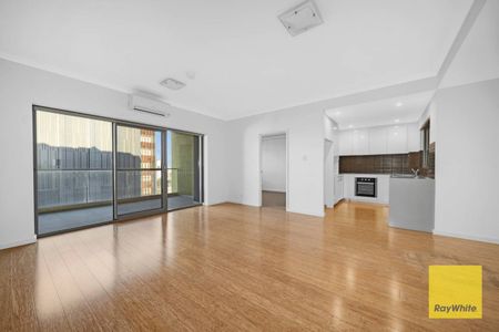 2 BEDROOM BRIGHT APARTMENT - CITY LIVING ! - Photo 3