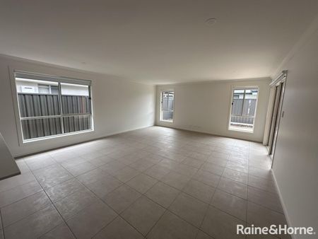 Spacious 4-Bedroom Family Home in Munno Para Downs - Photo 2