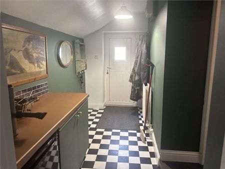 A delightful semi-detached country cottage offering three bedrooms, private courtyard parking, a well-maintained garden, and garage space. - Photo 5