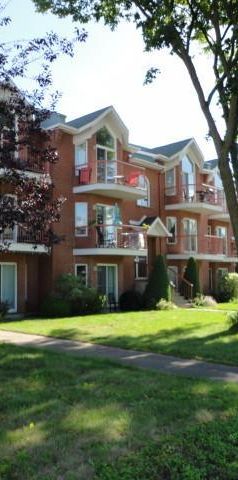 Grand 4 1/2 style condo à louer à Boisbriand - Photo 1