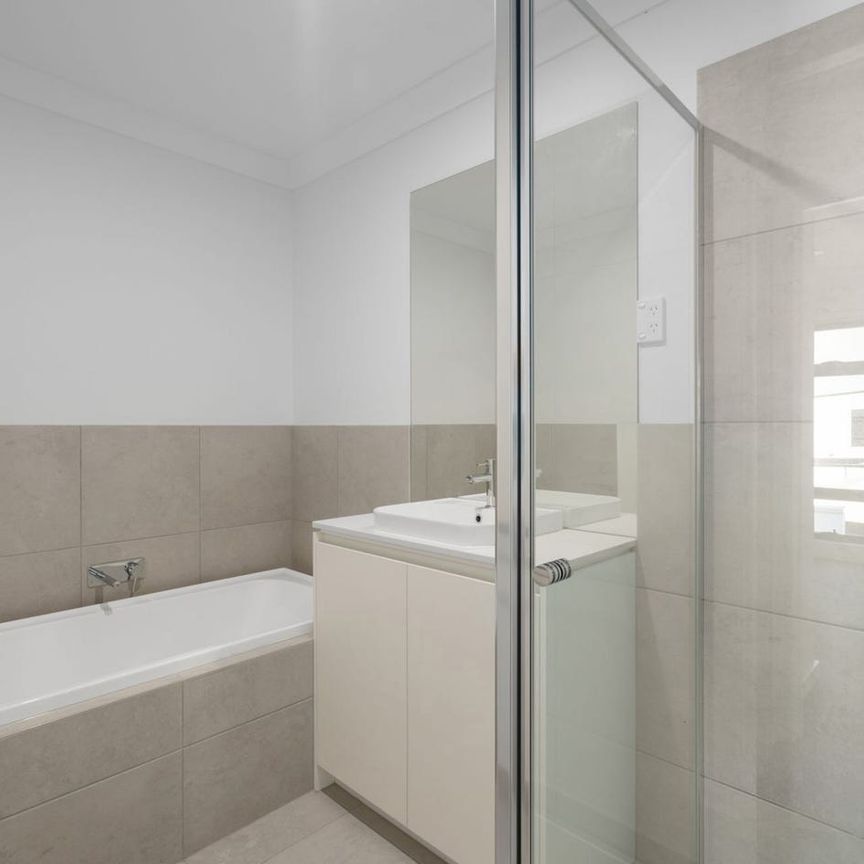 Modern & Spacious 4-Bedroom Townhouse in Mambourin - Photo 1