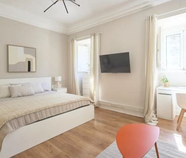 Room in a shared 9-bedroom apartment for rent in Lisbon. - Foto 2