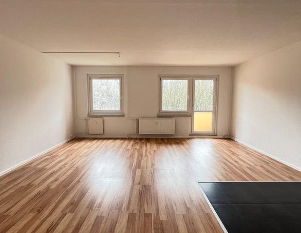 OFFENE, HELLE & MODERNE 3 RAUM-WOHNUNG – mit EBK & Balkon - Foto 1