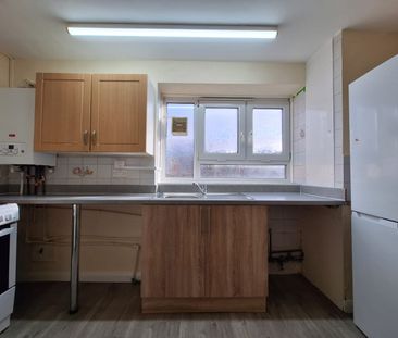 3 Bed Terraced House, Hathaway Crescent, E12 - Photo 2