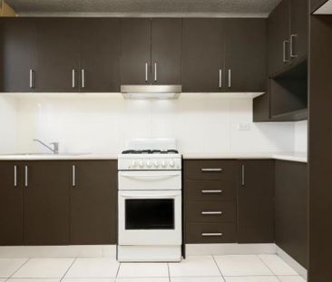 Charming Two Bedroom Unit in Quiet, Convenient Location - Photo 6