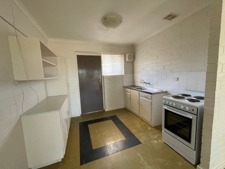 Central location, neat and tidy unit - Photo 2