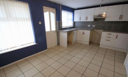 3 bedroom end of terrace house to rent - Photo 2