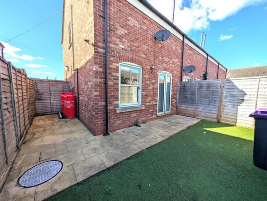2 bedroom end of terrace house to rent - Photo 1