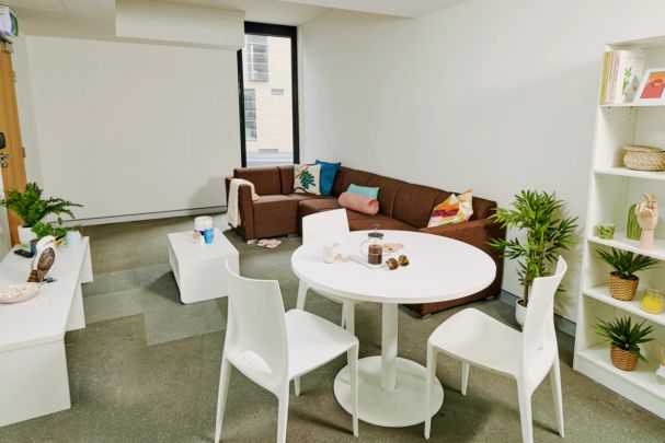 4 Bedroom Apartment - Photo 1