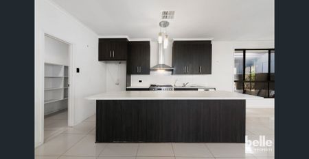 Four or Five Bedroom Home Minutes From The Beach - Photo 4