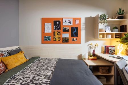 Large Standard Double Ensuite: Three Bed Flat - Photo 3