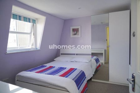 Room 1 - Photo 4