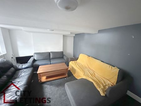 8 Bedroom Mid Terraced House - Photo 2