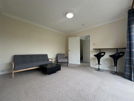 1 bedroom in a house share to rent - Photo 2