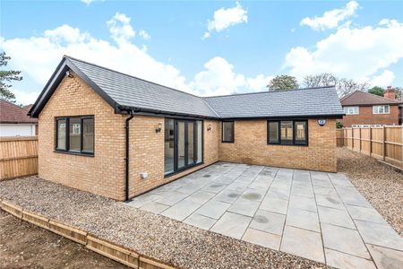 A stylish and contemporary home set in Biggin Hill. - Photo 3