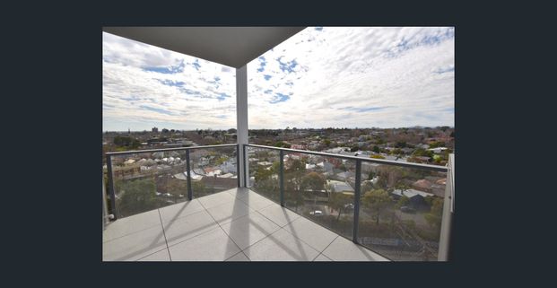 Toorak Park: Elegant Two Bedroom Apartment! - Photo 1