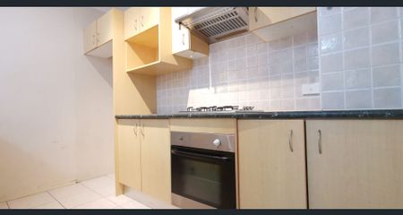 Spacious 3-Bedroom Unit in Prime Location – Walk to Train Station & Shops - Photo 5