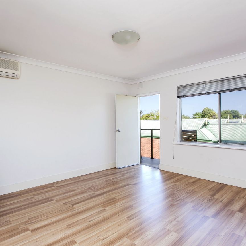 Modern two bedroom unit - Photo 1