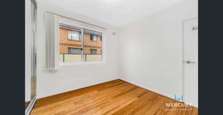Full Bricks Two Bedroom Unit For Lease - Short Walk to Woolworth Supermarket, Shopping Centre, Restaurants, Cafés, Schools & Transport - $540 per wee - Photo 4