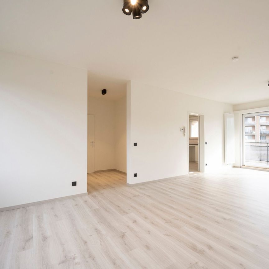 Gerenoveerd appartement met garagebox. - Photo 1