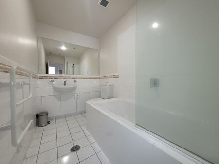 Spacious Apartment, Beautiful Views! - Photo 4