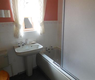 2 bedroom semi-detached house to rent - Photo 5