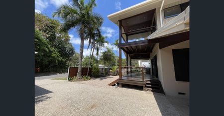 Immaculate VIlla Across from the Beach! - Photo 3