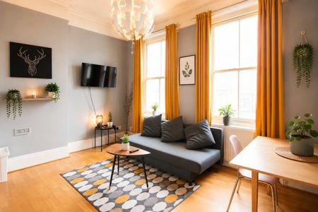 1 Bed Flat, Holland Park Gardens, W14 - Photo 2