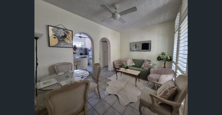 COZY GEM BY THE SEA, WHOLE UNIT FULLY FURNISHED, FEW DOORS to JETTY RD GLENELG - Photo 2