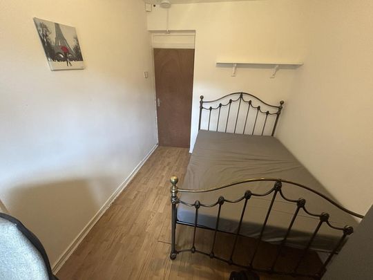 1 bedroom in a flat share to rent - Photo 1