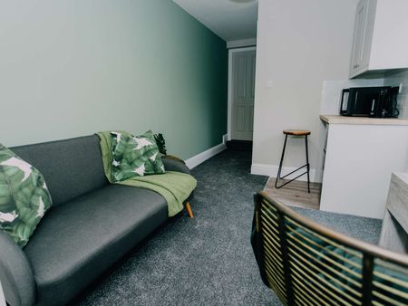 Recently Refurbished Stylish House Share - City Centre - Photo 4