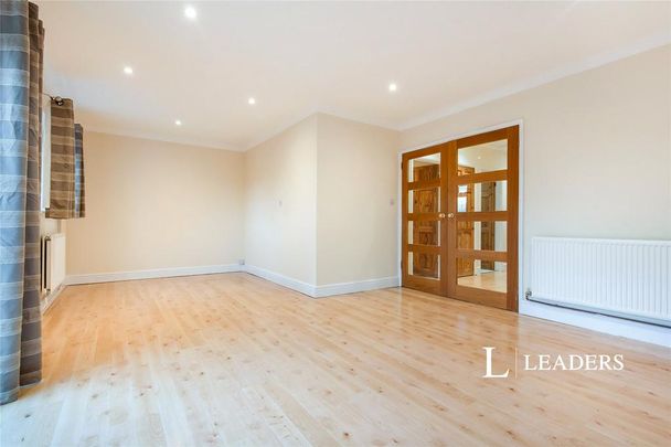 3 bedroom flat to rent - Photo 1