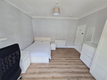 5 Bed Semi-Detached House, Milton Road, SO15 - Photo 3