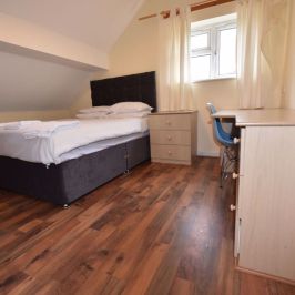 10 bedroom House in Otley Road, Leeds - Photo 1