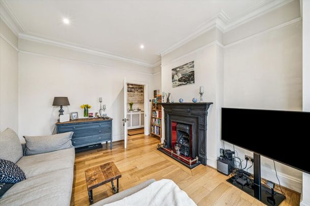 This charming three-bedroom apartment is perfectly situated on a sought-after road in the heart of Wimbledon. - Photo 1