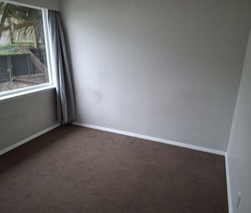 Spacious 6-Bedroom Family Home in Tawa - Photo 2