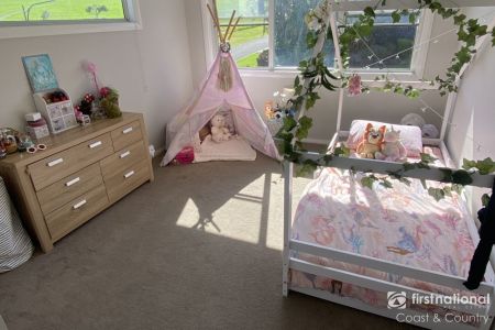 Spacious Family Living - Short-Term Lease Only - Photo 3