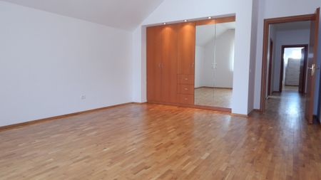 IANCU NICOLAE, zona British School ,vila cu piscina si curte - Fotografie 3