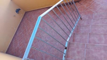 Large townhouse with three bedrooms, two bathrooms and a toilet, large garage. Without furniture - Foto 4